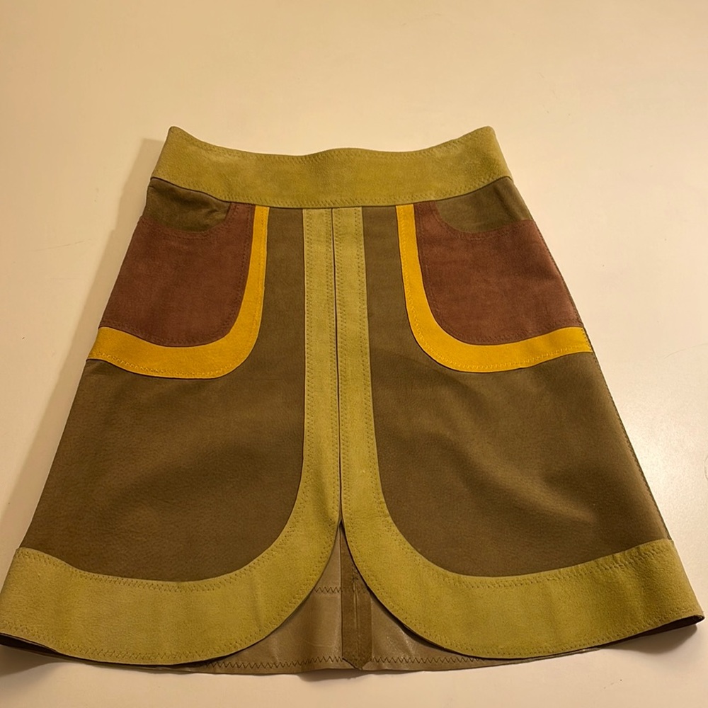 Chic & retro suede leather mini skirt.